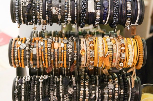 Comment assortir des bracelets empilés avec une tenue décontractée chic?