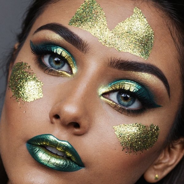 Comment réaliser un maquillage des yeux lumineux avec des fards à paupières métalliques?