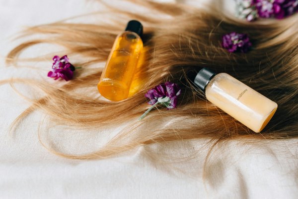 Les huiles naturelles pour cheveux : votre allié beauté incontournable
